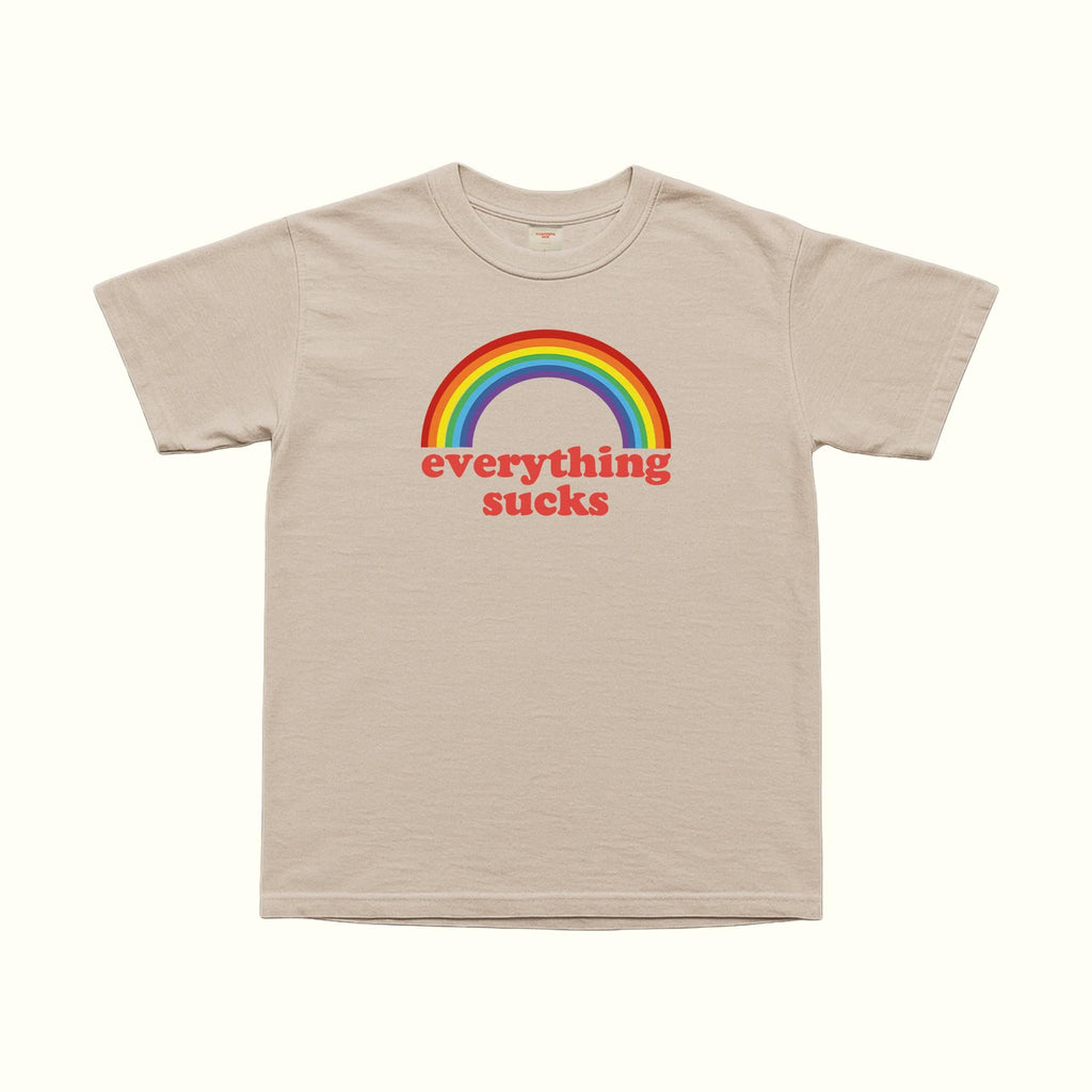 Beiges Everything Sucks T‑Shirt mit Regenbogenbogen und Schriftzug