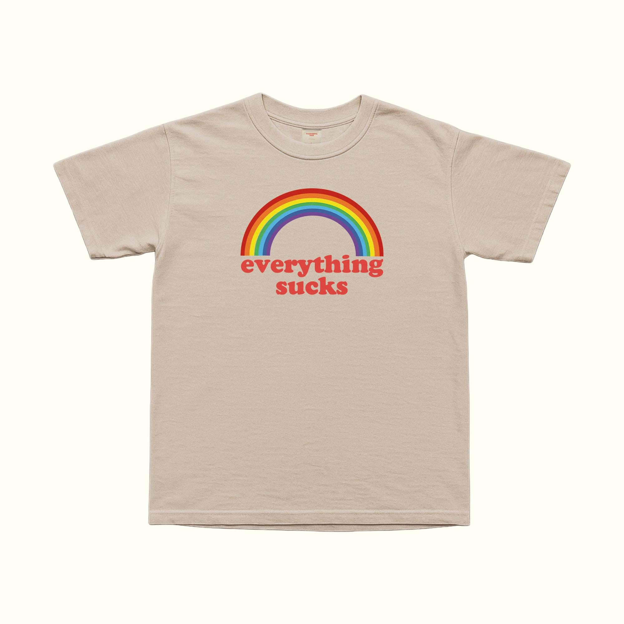 Beiges Everything Sucks T‑Shirt mit Regenbogenbogen und Schriftzug