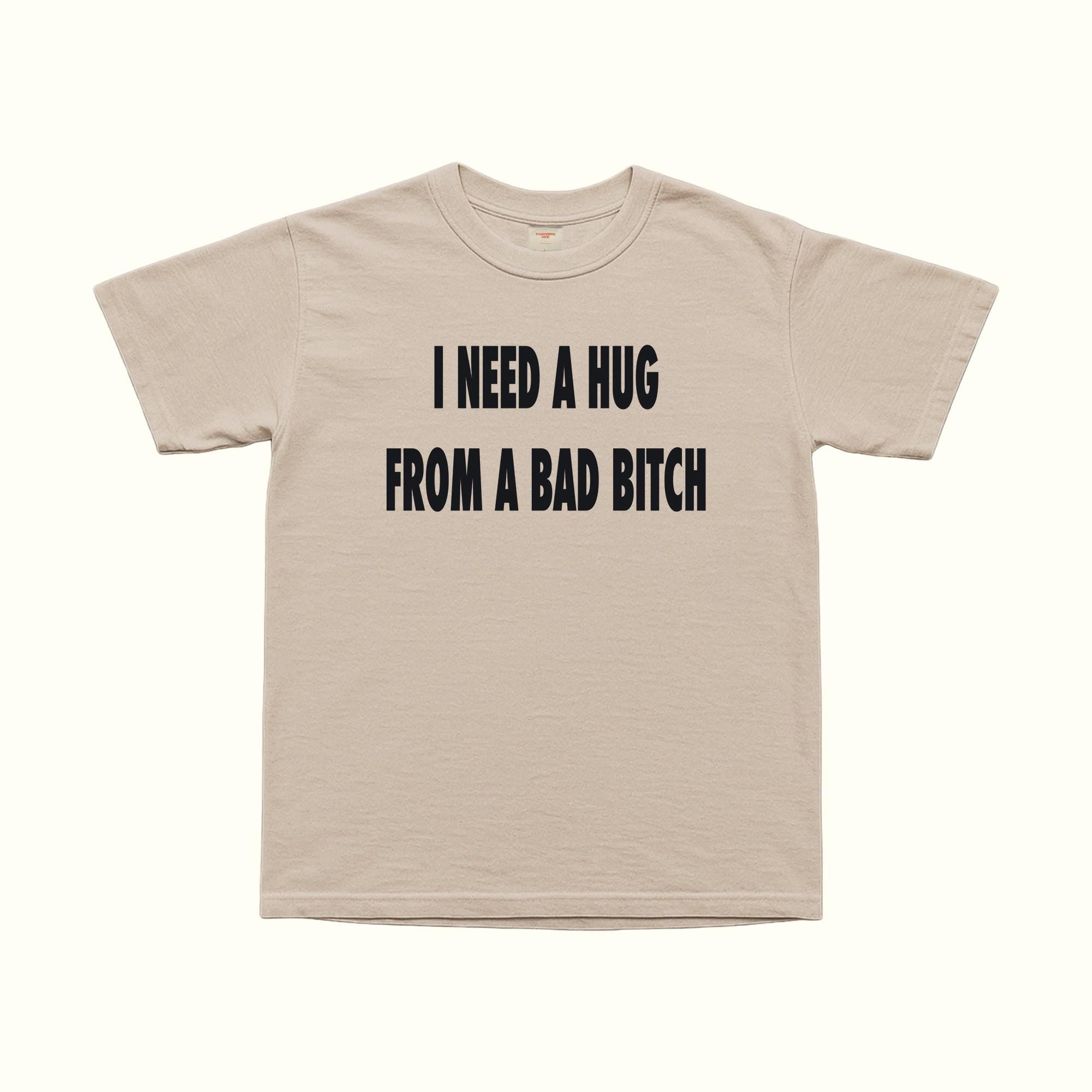 Necesito un abrazo de una perra mala camiseta