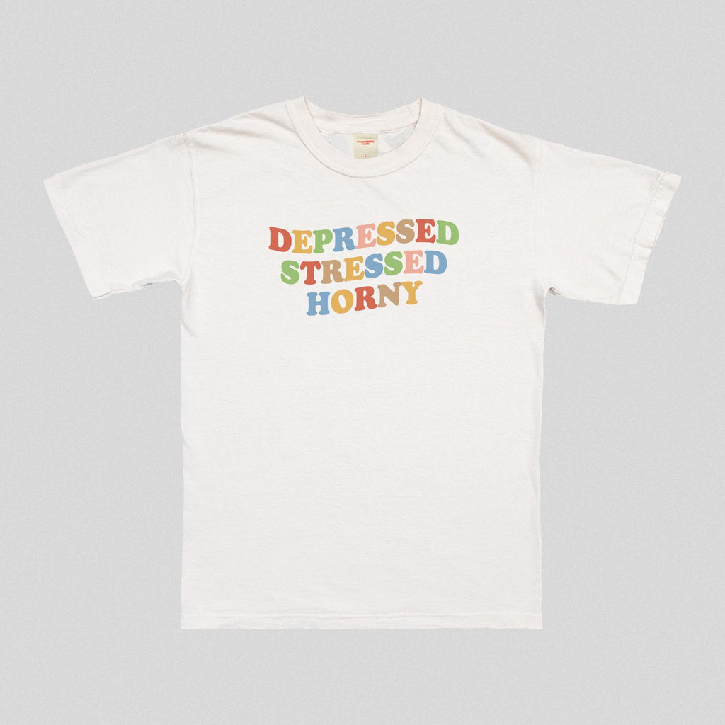 Weiße T-Shirt Vorderansicht mit farbigem Text „DEPRESSED STRESSED HORNY“