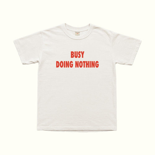 Busy Doing Nothing T-Shirt, weiß, Frontansicht mit rotem Text