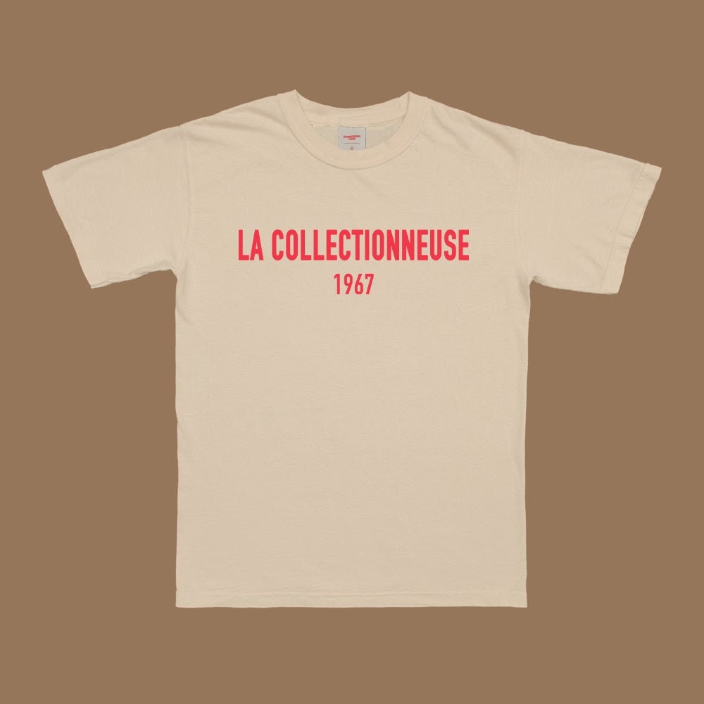 T-shirt blanc col rond, texte rouge « LA COLLECTIONNEUSE 1967 » vue de face