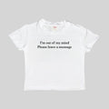 Baby tee crop top blanco con texto “I’m out of my mind” y “Please leave a message”.