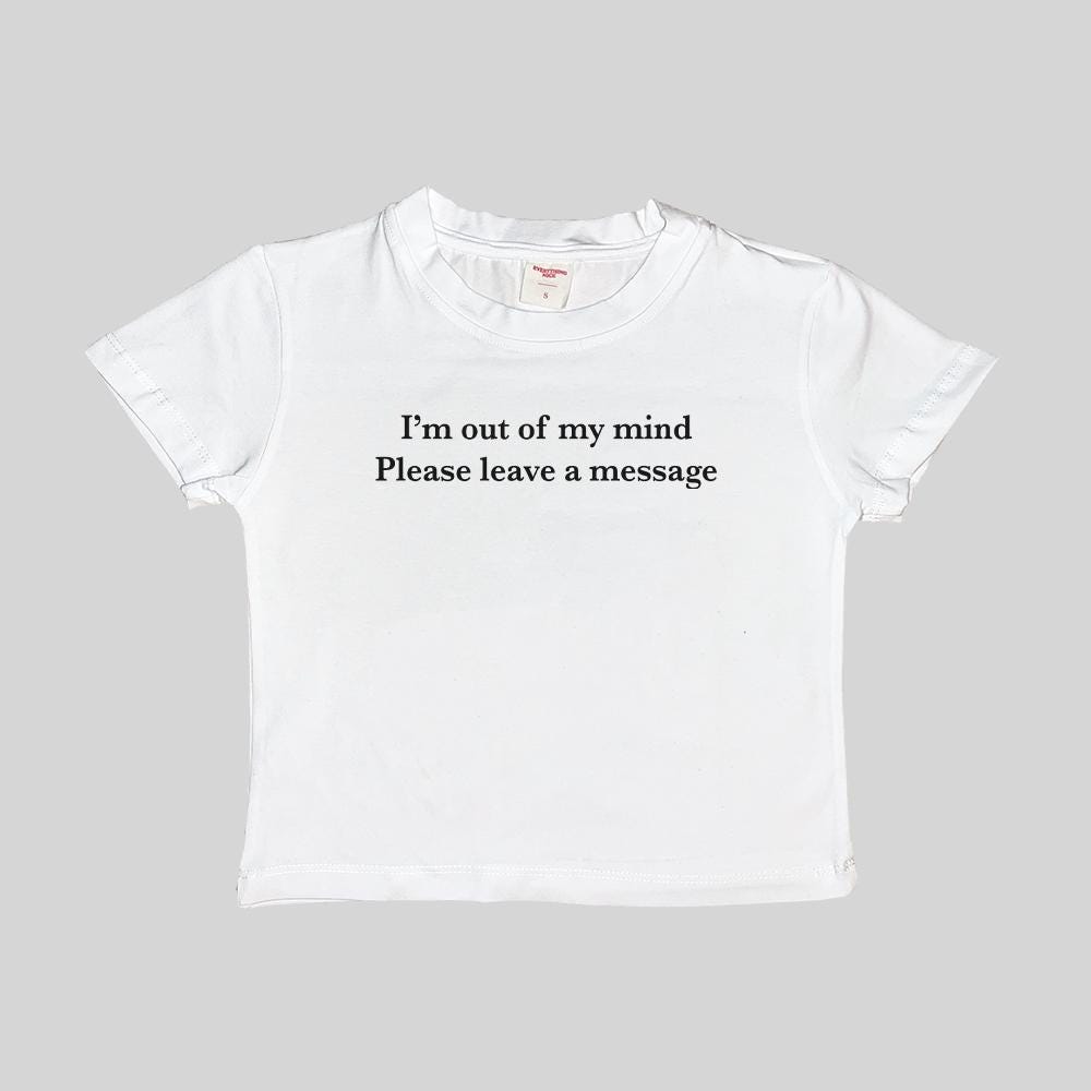 Maglietta crop top "Sono fuori di testa, per favore, lascia un messaggio"
