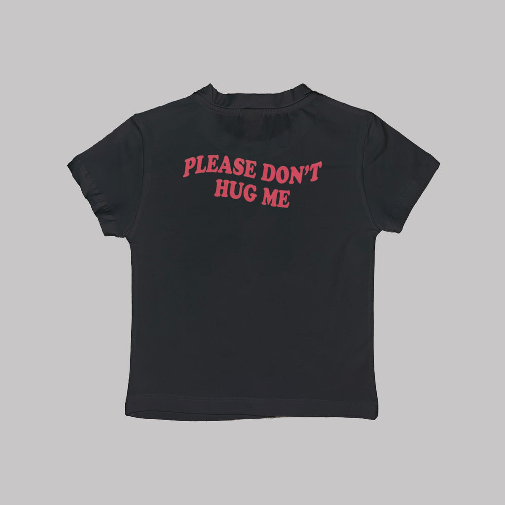 Schwarzes Baby-Tee Crop-Top mit Rückendruck „PLEASE DON’T HUG ME“ in Rot