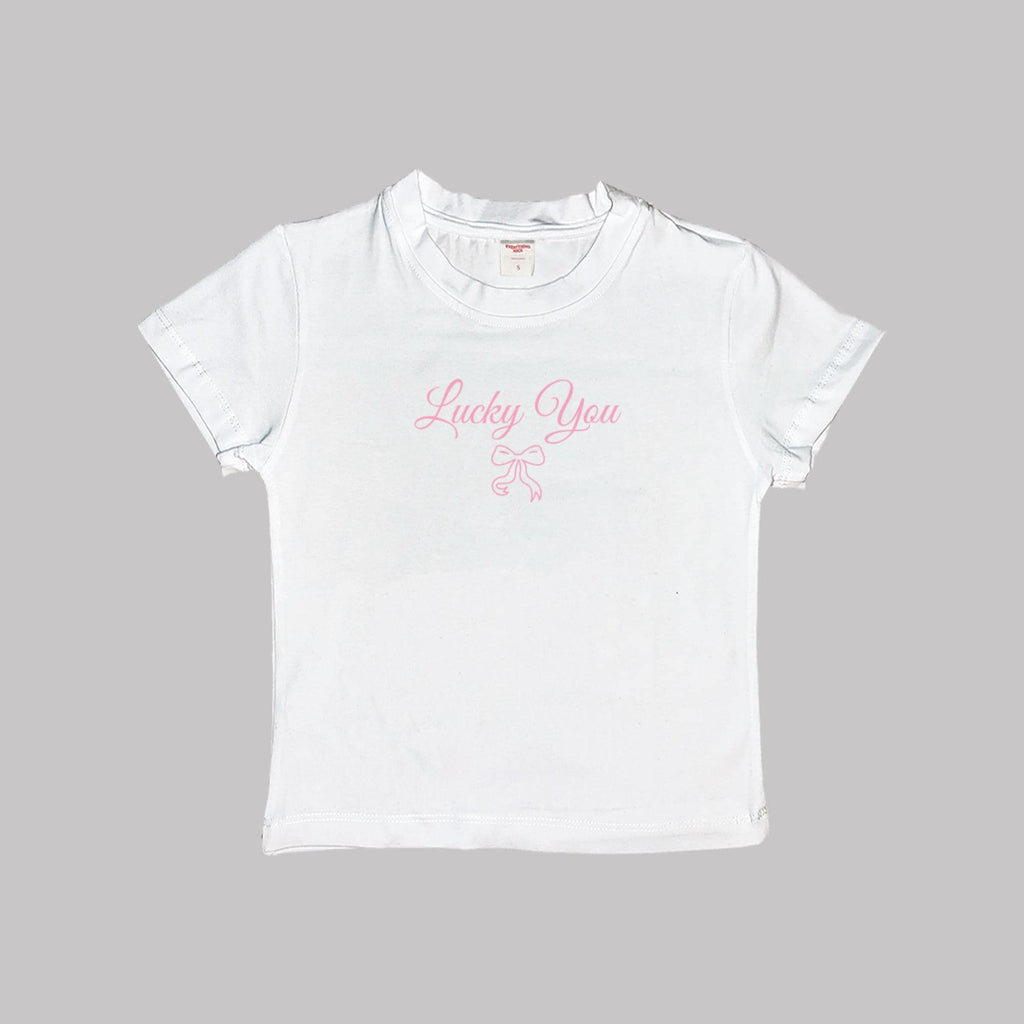 Lucky You Baby Tee Crop Top Shirt in Weiß, rosa „Lucky You“ mit Schleifen-Print