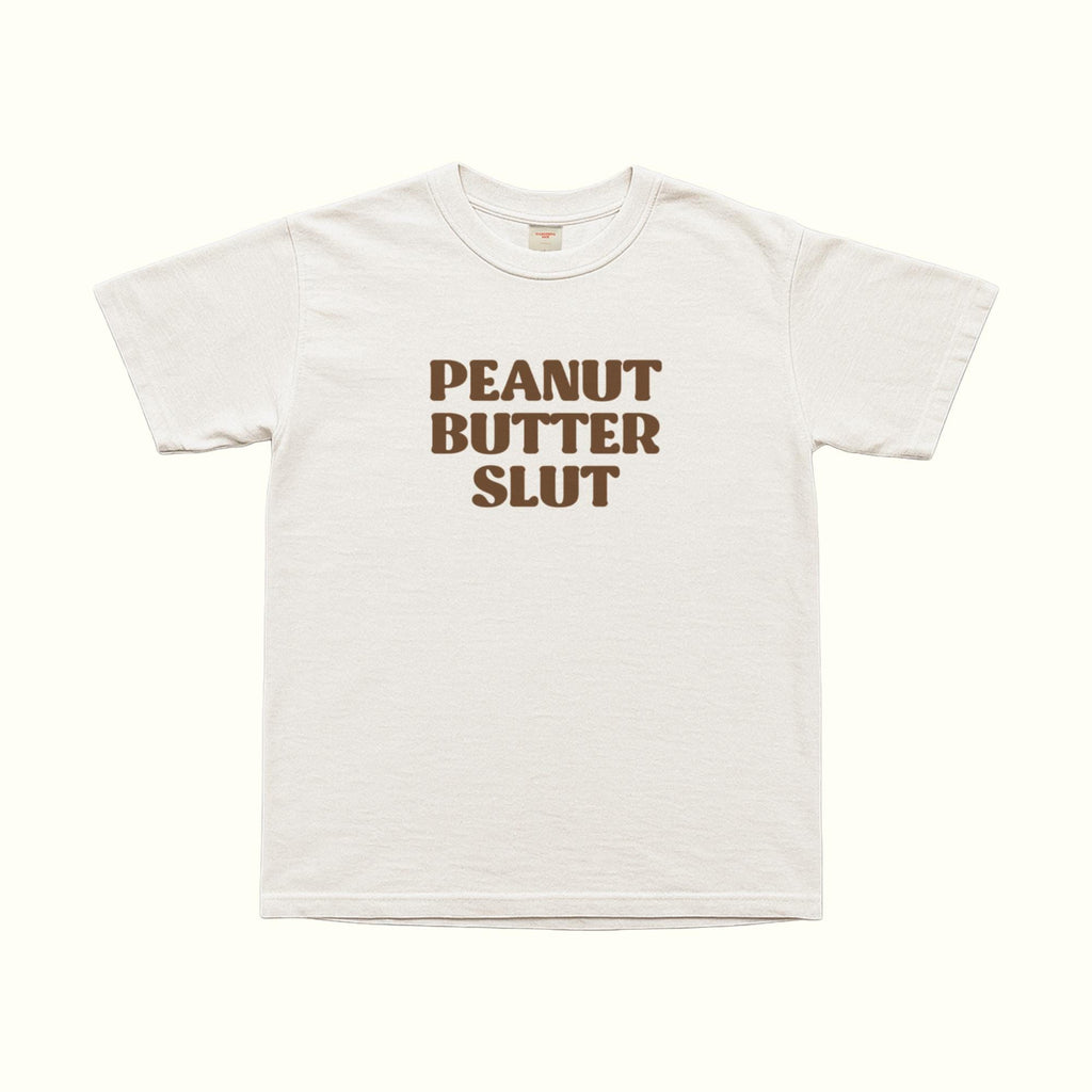 T-shirt bianca con scritta “PEANUT BUTTER SLUT” in marrone
