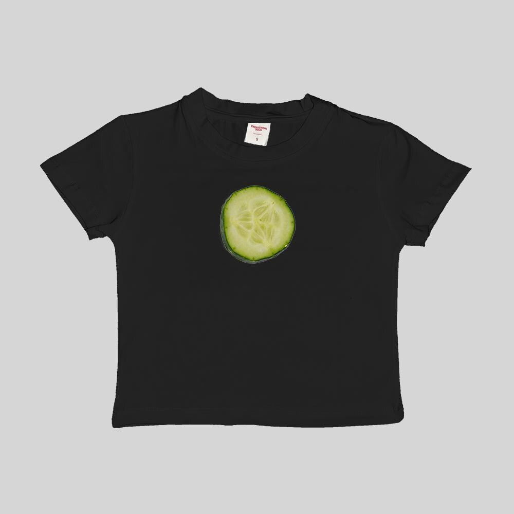 Schwarzes Crop Top Baby-Tee T-Shirt mit Gurkenscheiben-Druck vorn