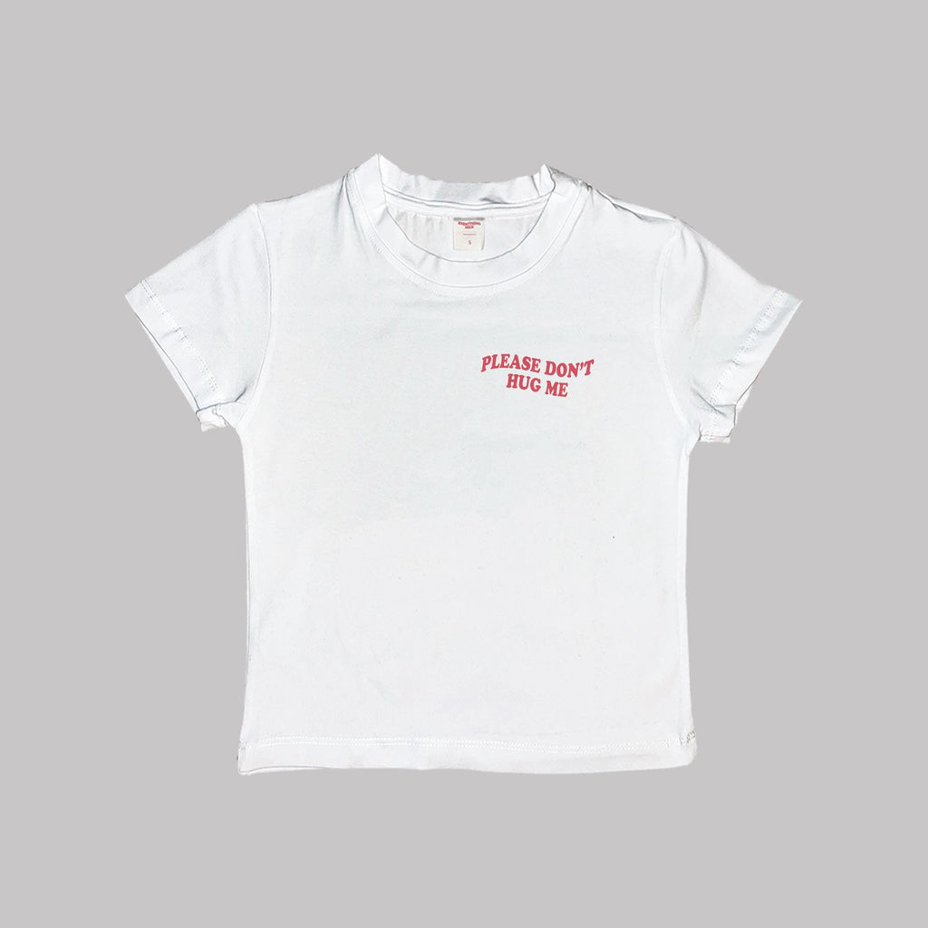 Weißes Baby-Tee Crop-Top mit Brustprint „PLEASE DON’T HUG ME“ in Rot