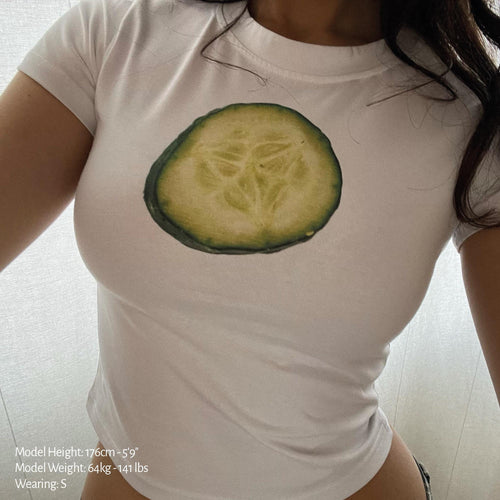 Weißes Baby-Tee Crop Top mit großer Gurkenscheiben-Druckgrafik vorn