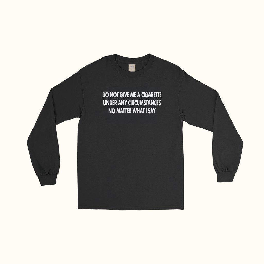 Long Sleeve T-shirt, schwarz, vorn mit Spruch-Aufdruck „Do not give me a cigarette“