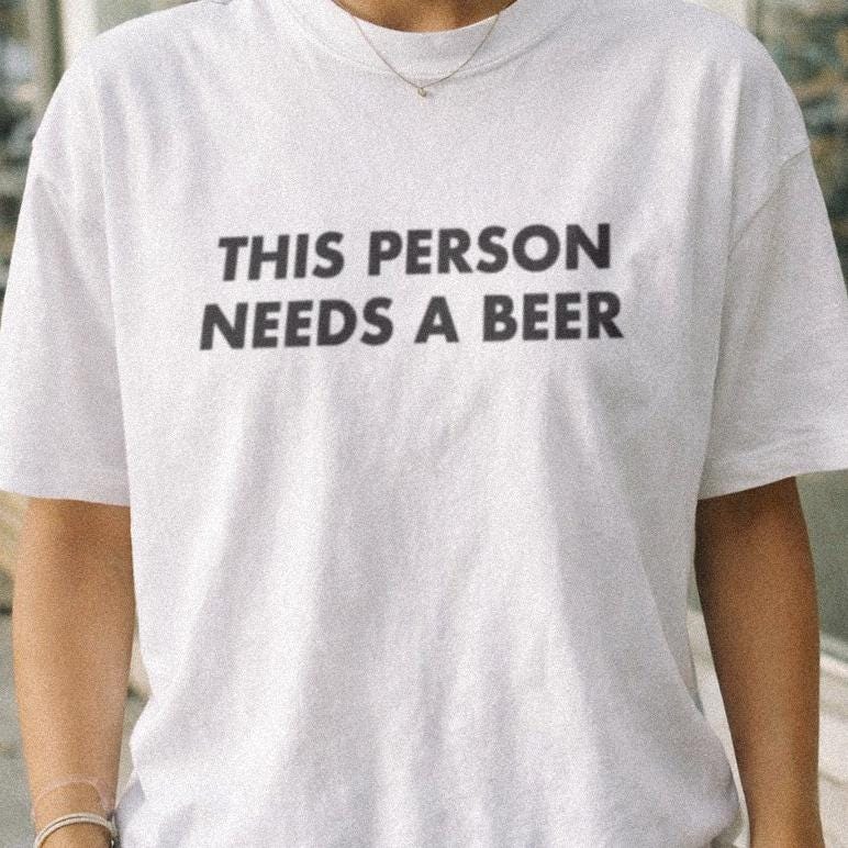 Esta persona necesita una camiseta de cerveza