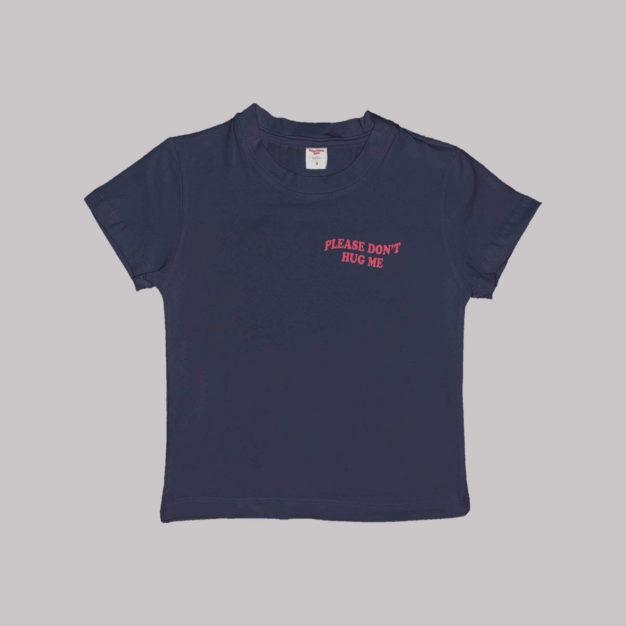 Navy-blaues Baby-Tee Crop-Top mit Brustprint „PLEASE DON’T HUG ME“ in Rot