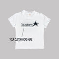 Personaliza tu texto A102 camiseta de bebé