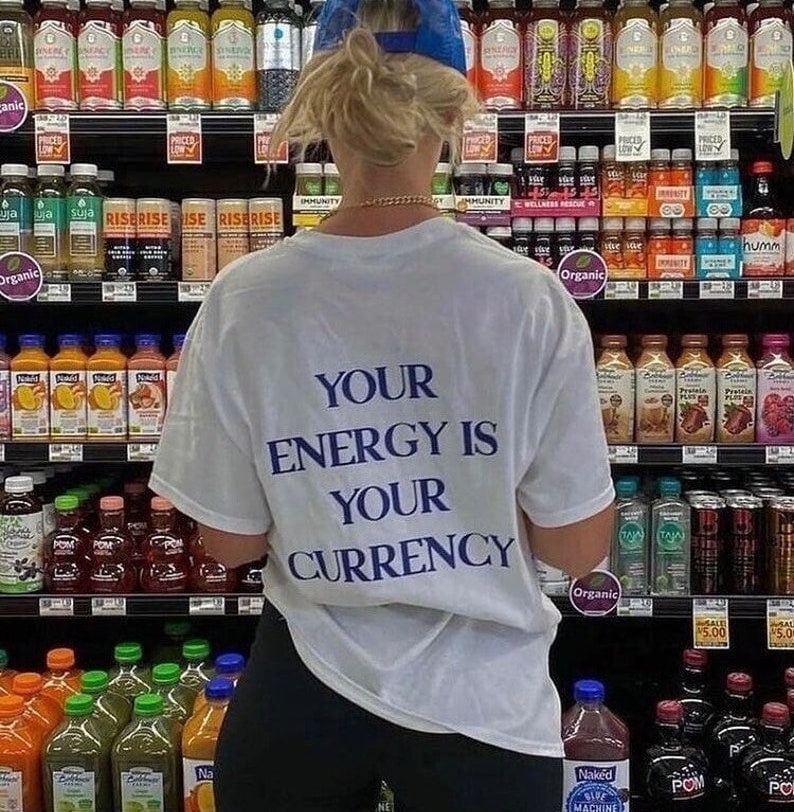 Camiseta Tu Energía Es Tu Moneda de Cambio