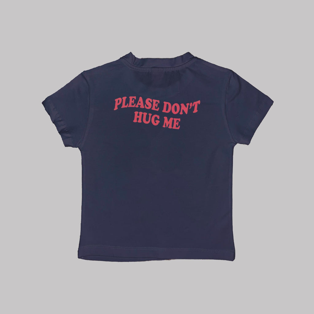 Navy-blaues Baby-Tee Crop-Top mit Rückendruck „PLEASE DON’T HUG ME“ in Rot