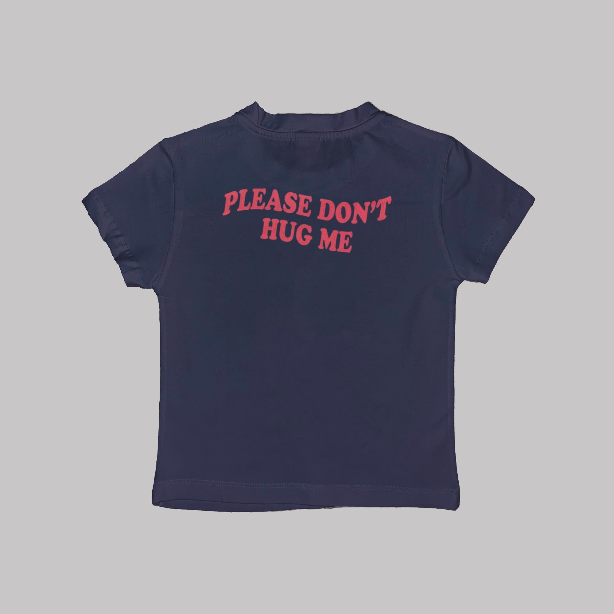 Navy-blaues Baby-Tee Crop-Top mit Rückendruck „PLEASE DON’T HUG ME“ in Rot