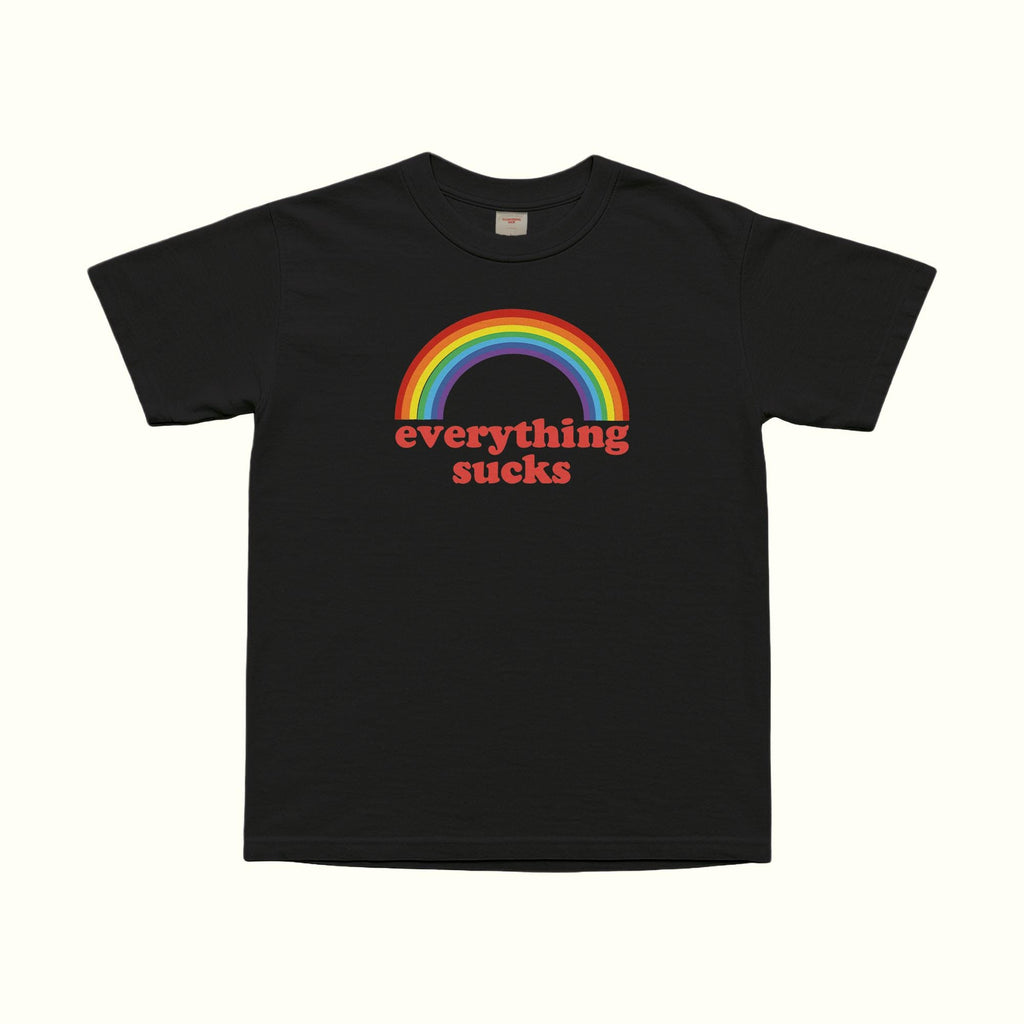 Schwarzes Everything Sucks T‑Shirt mit Regenbogenbogen-Design