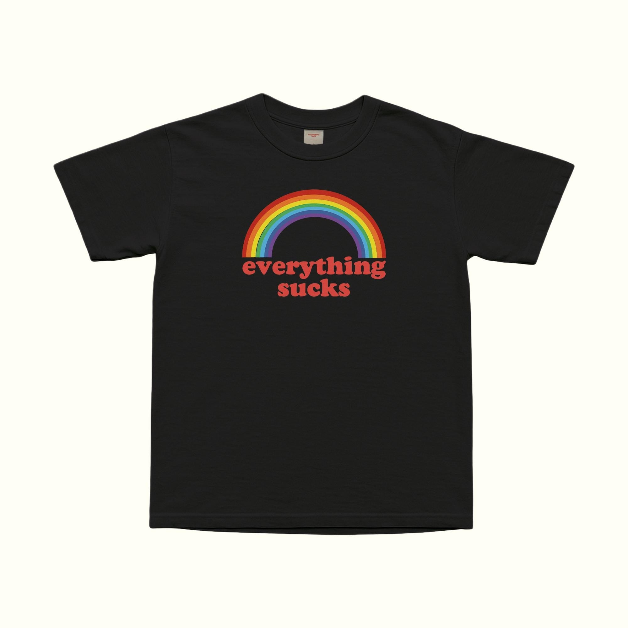 Schwarzes Everything Sucks T‑Shirt mit Regenbogenbogen-Design