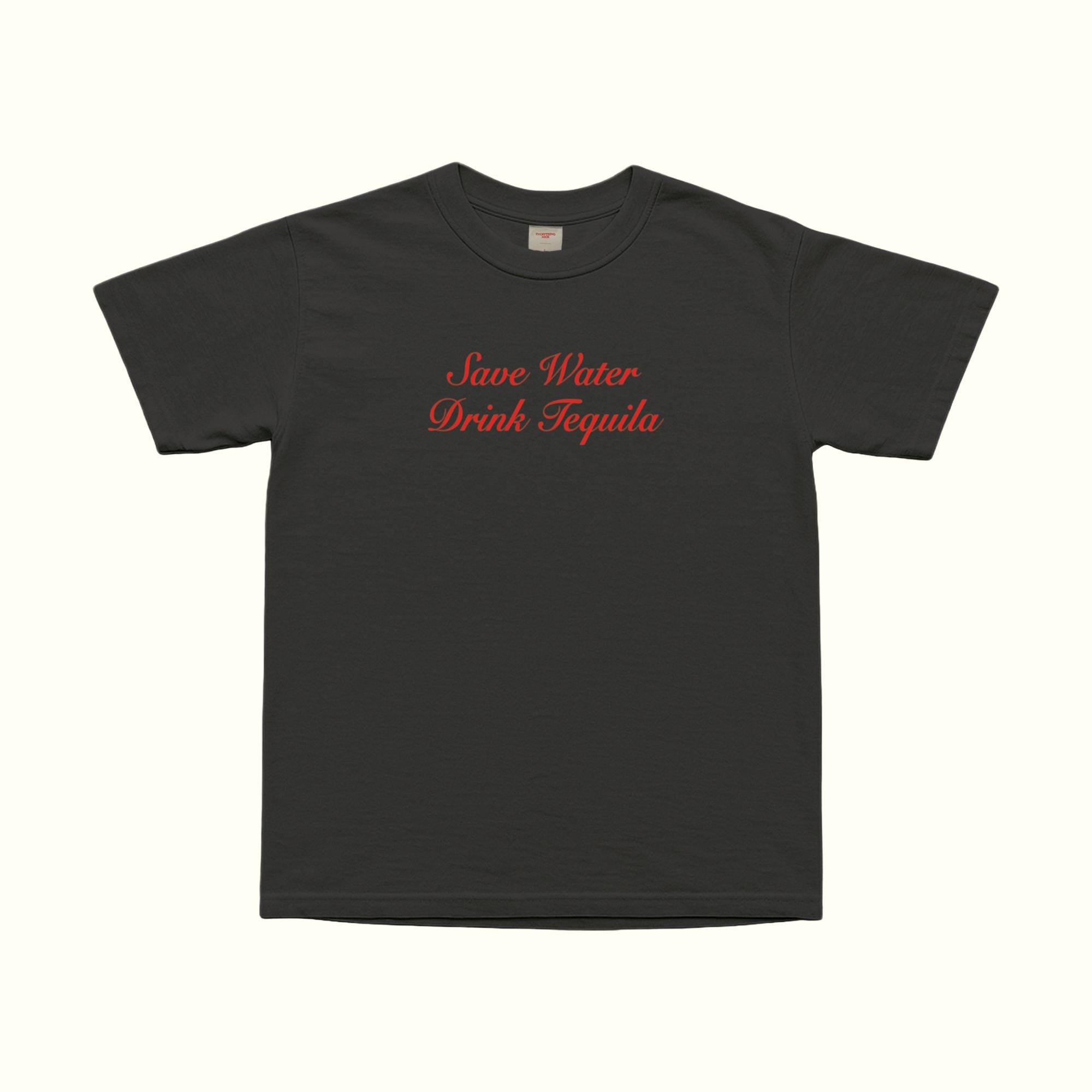 Save Water Drink Tequila T-Shirt negra con tipografía roja en el pecho