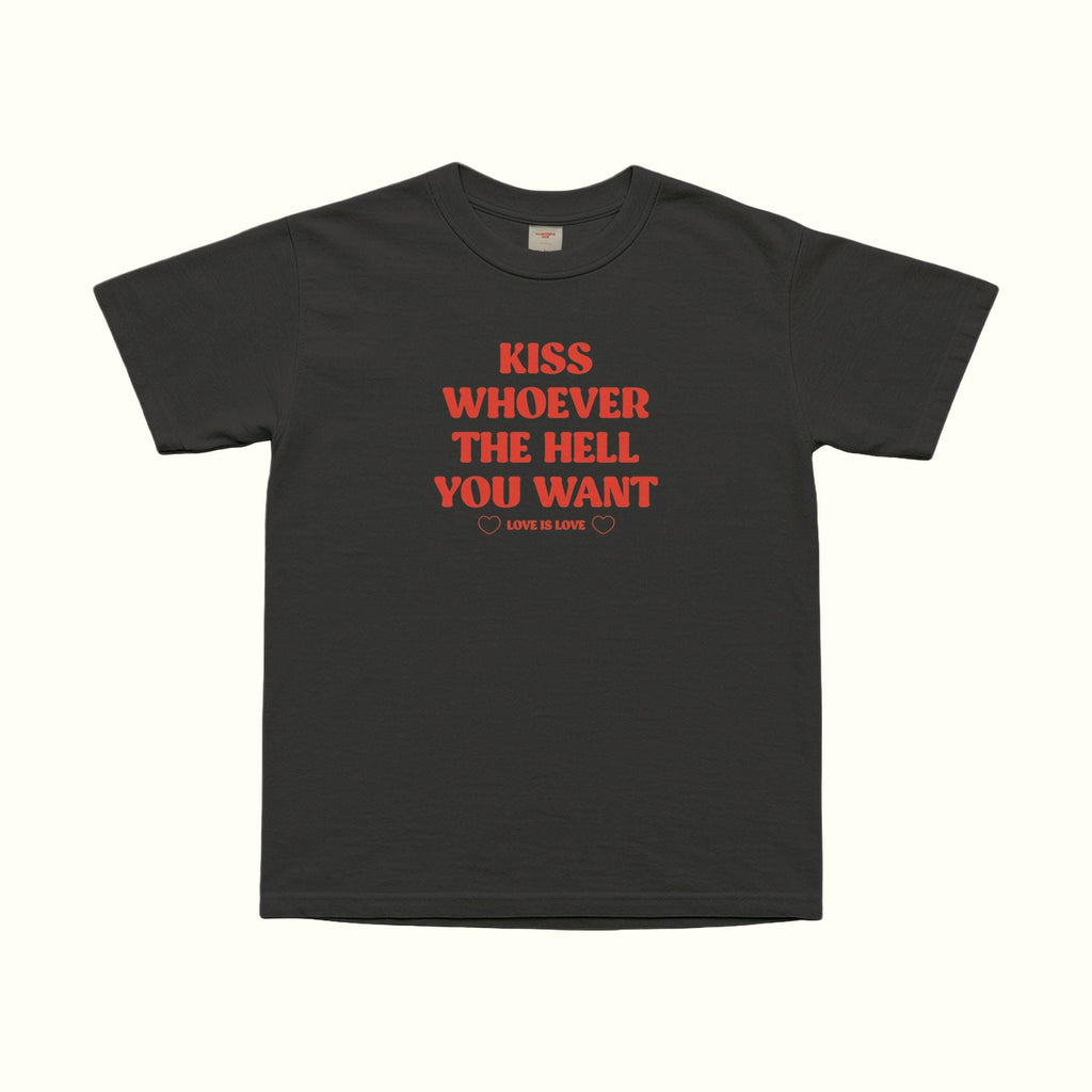 Camiseta Besa a Quien Te Dé La Gana
