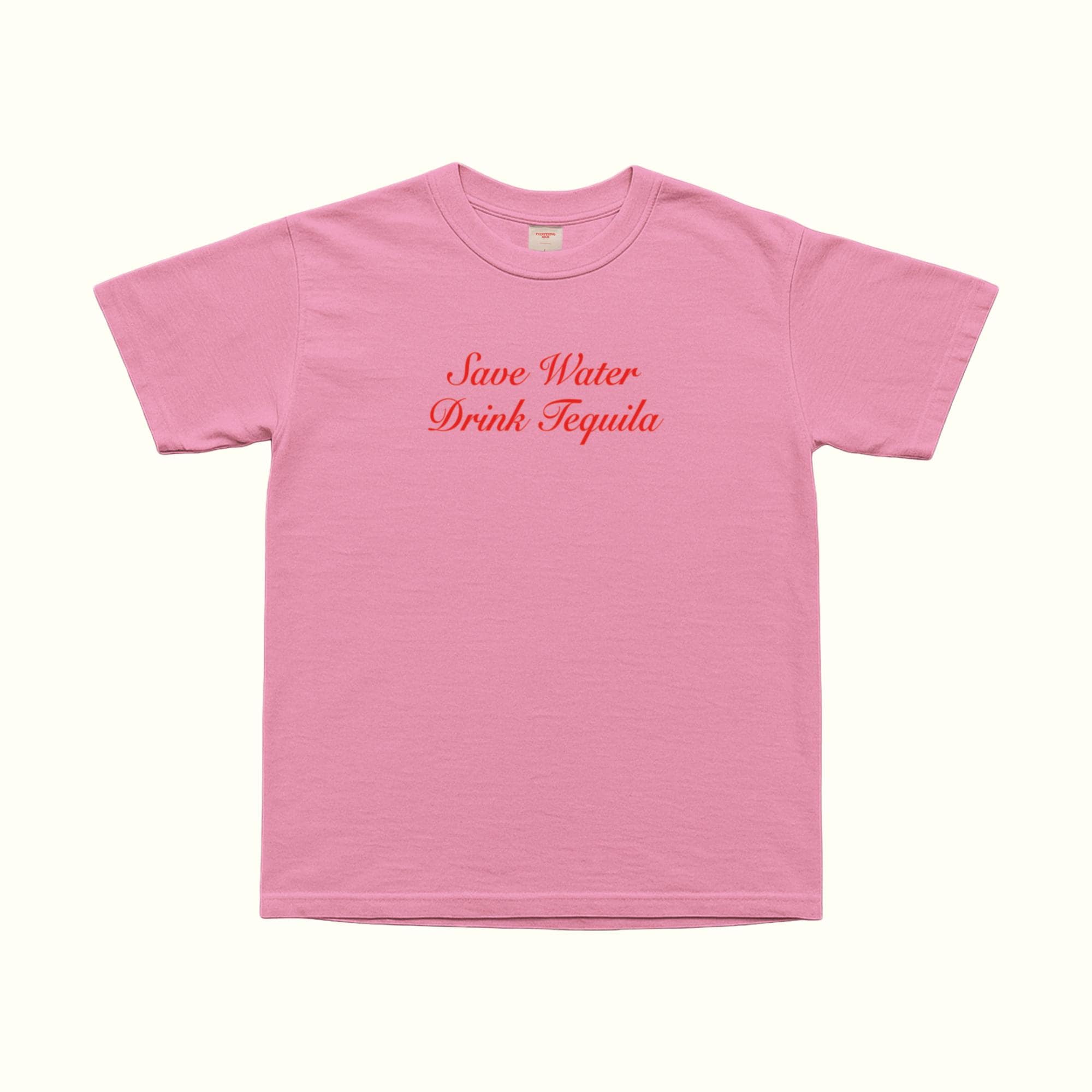 Save Water Drink Tequila T-Shirt rosa con texto rojo en el frente