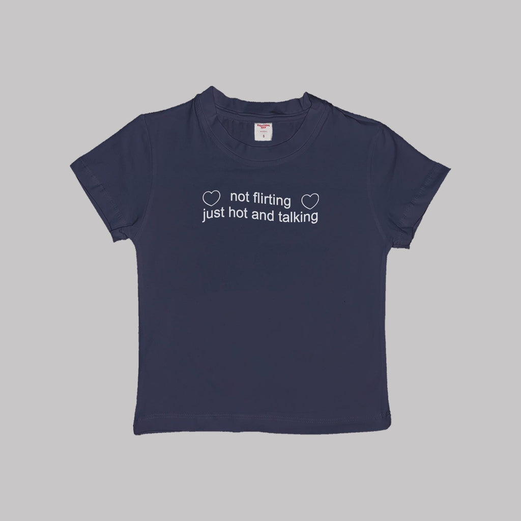 No coqueteo, solo estoy sexy y estoy hablando. Camiseta corta de bebé