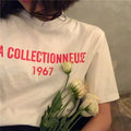 T-shirt blanc col rond, impression rouge « La collectionneuse 1967 » avec fleurs