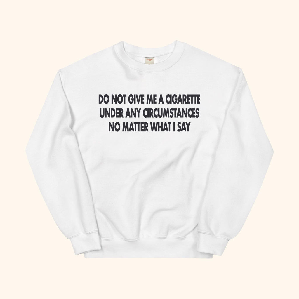 Weißes Sweatshirt mit 3‑zeiligem Slogan „DO NOT GIVE ME A CIGARETTE“