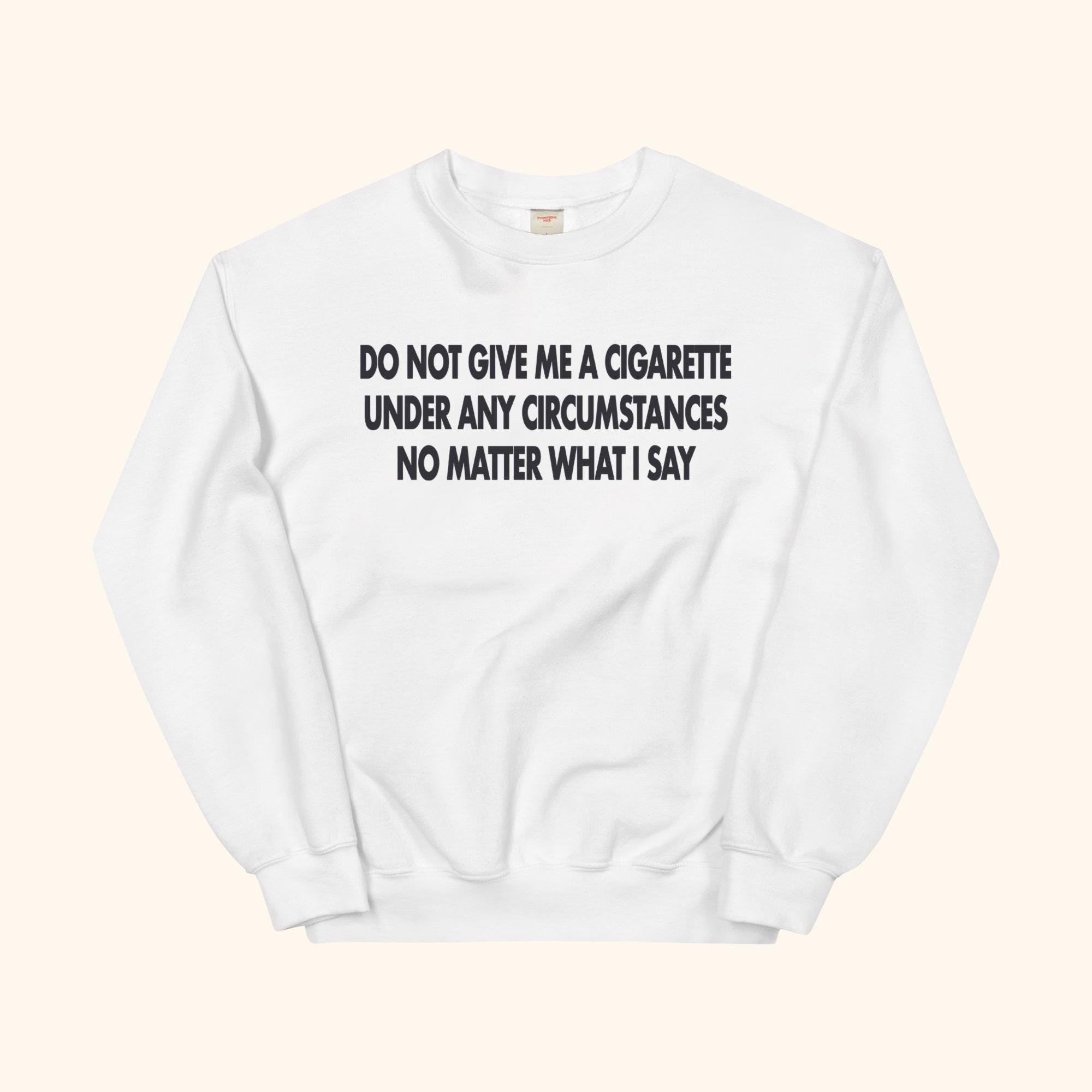 Weißes Sweatshirt mit 3‑zeiligem Slogan „DO NOT GIVE ME A CIGARETTE“