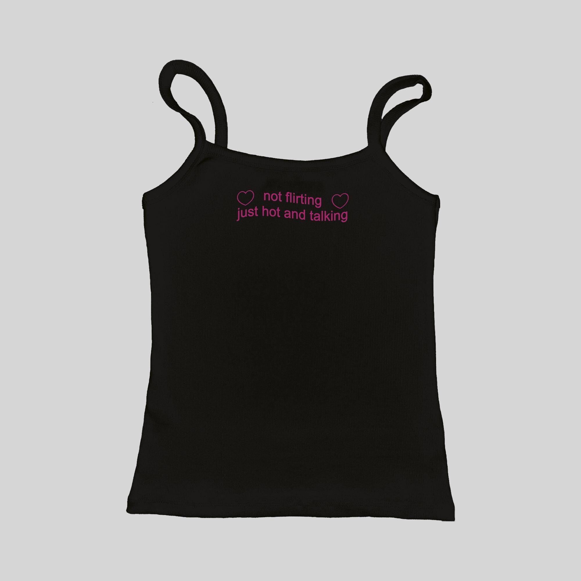 No coqueteo, solo calor y conversación. Camiseta de tirantes acanalada