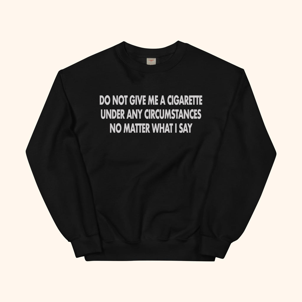 Schwarzes Sweatshirt mit 3‑zeiligem Slogan „DO NOT GIVE ME A CIGARETTE“