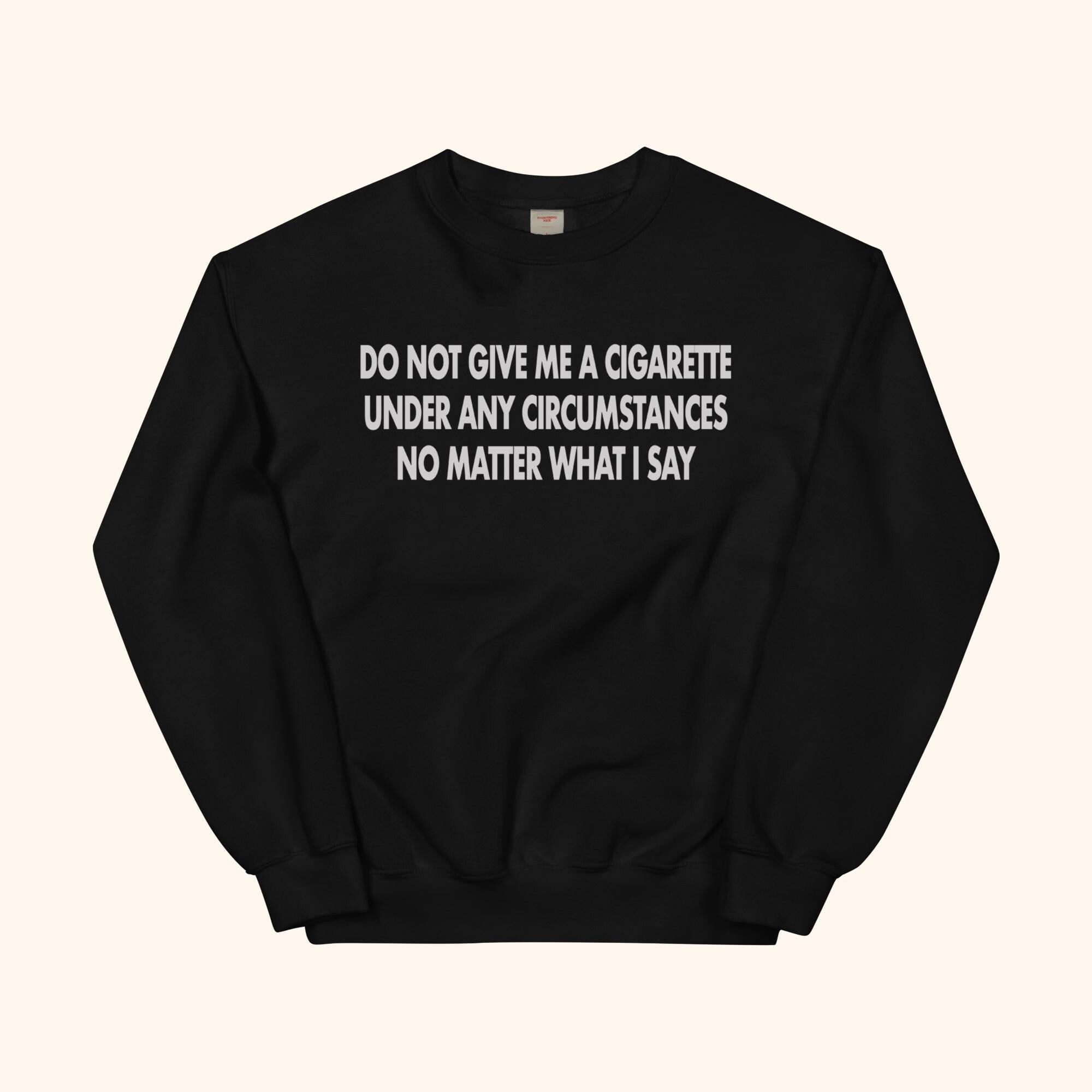 Schwarzes Sweatshirt mit 3‑zeiligem Slogan „DO NOT GIVE ME A CIGARETTE“