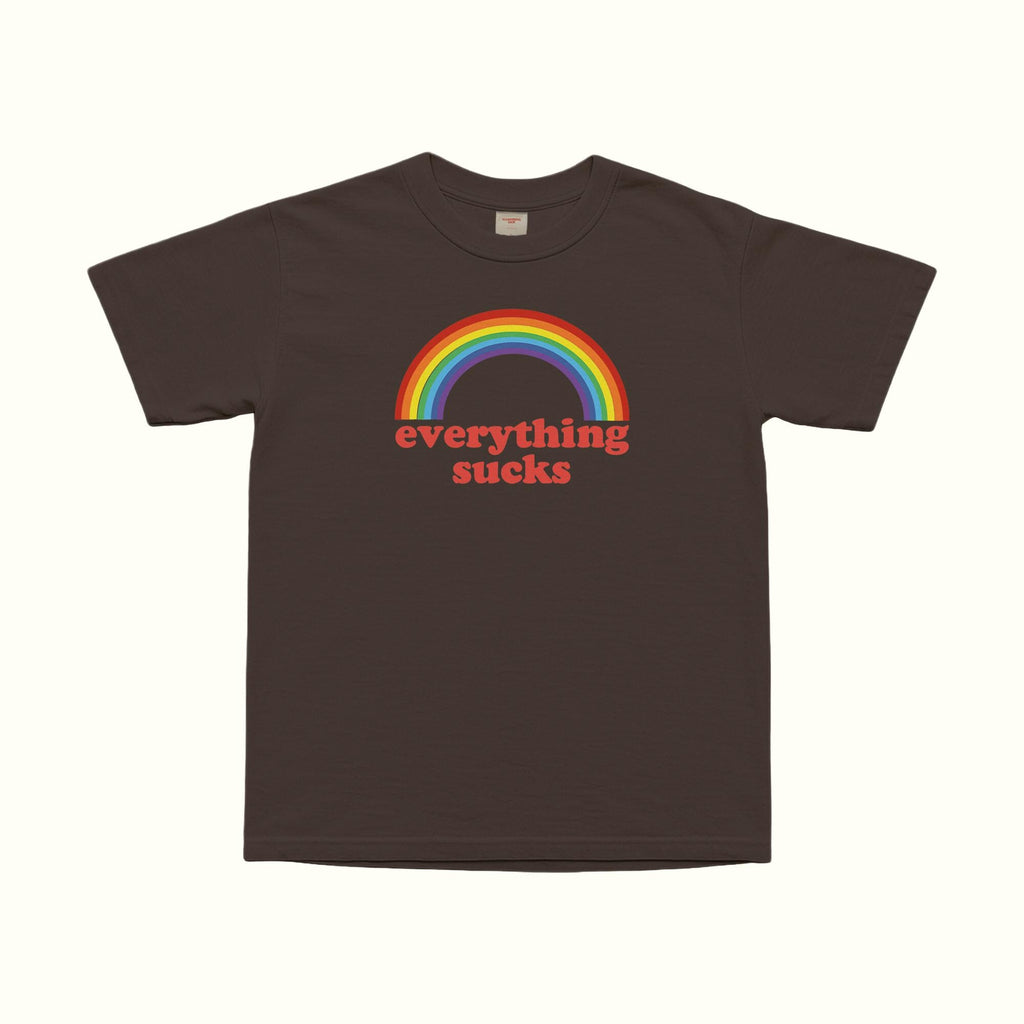 Dark-Chocolate Everything Sucks T‑Shirt mit Regenbogen-Print