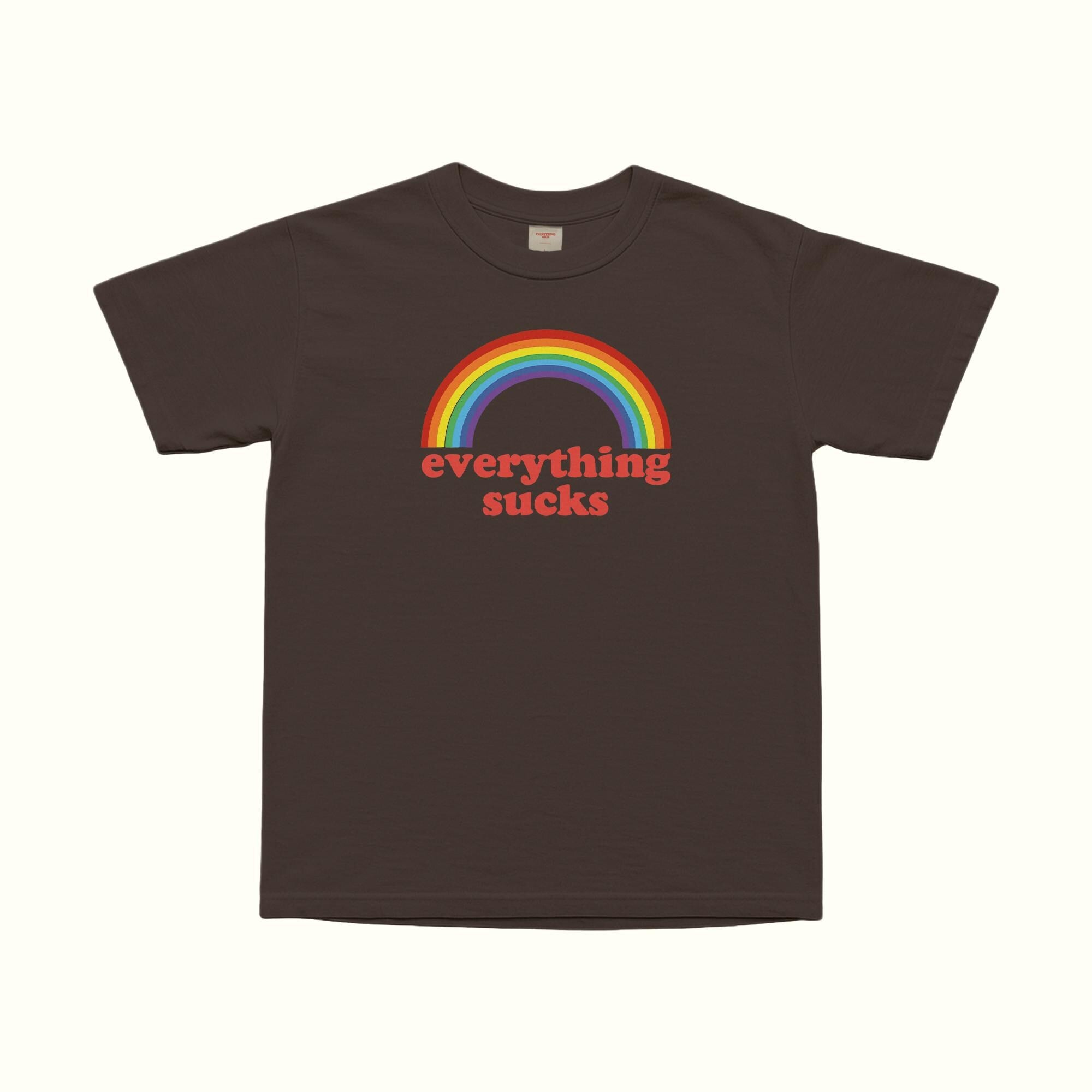 Dark-Chocolate Everything Sucks T‑Shirt mit Regenbogen-Print