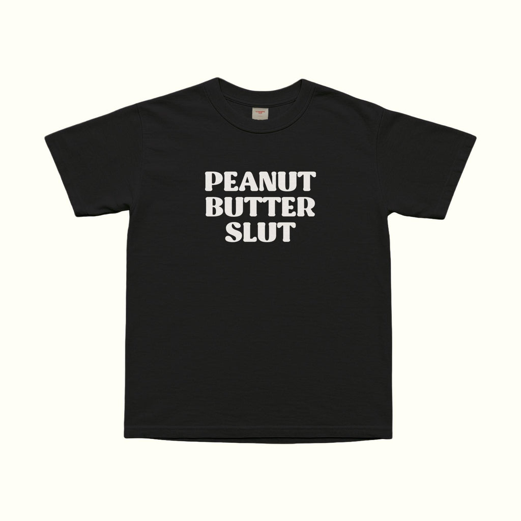 T-shirt nera con scritta “PEANUT BUTTER SLUT” bianca