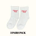 3er-Pack Crew-Socken, weiß mit rotem „Please don’t hug me“ Schriftzug