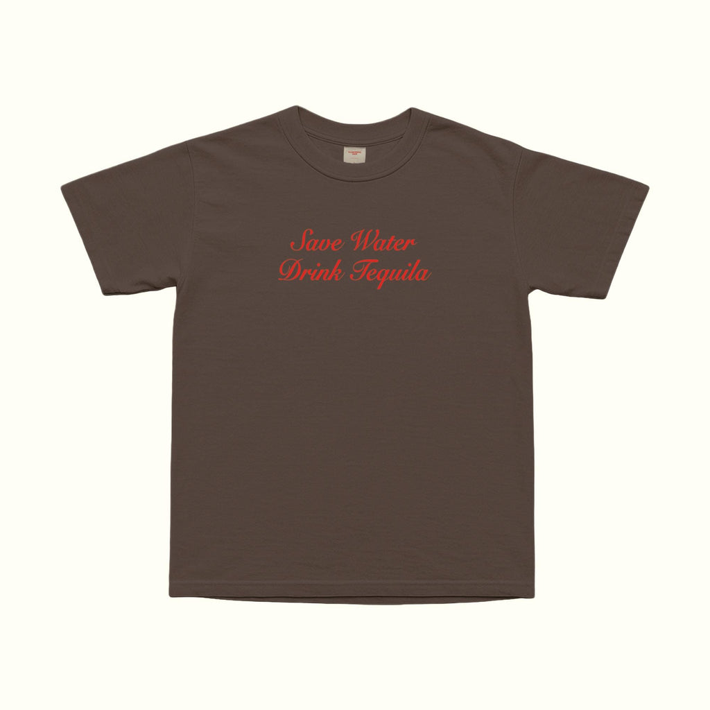 Save Water Drink Tequila T-Shirt chocolate oscuro con lettering rojo en el pecho