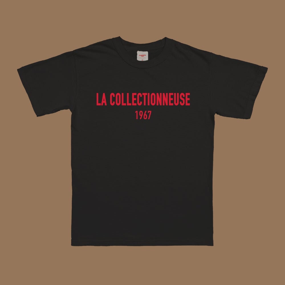 T-shirt noir col rond, impression rouge « La collectionneuse 1967 » au centre