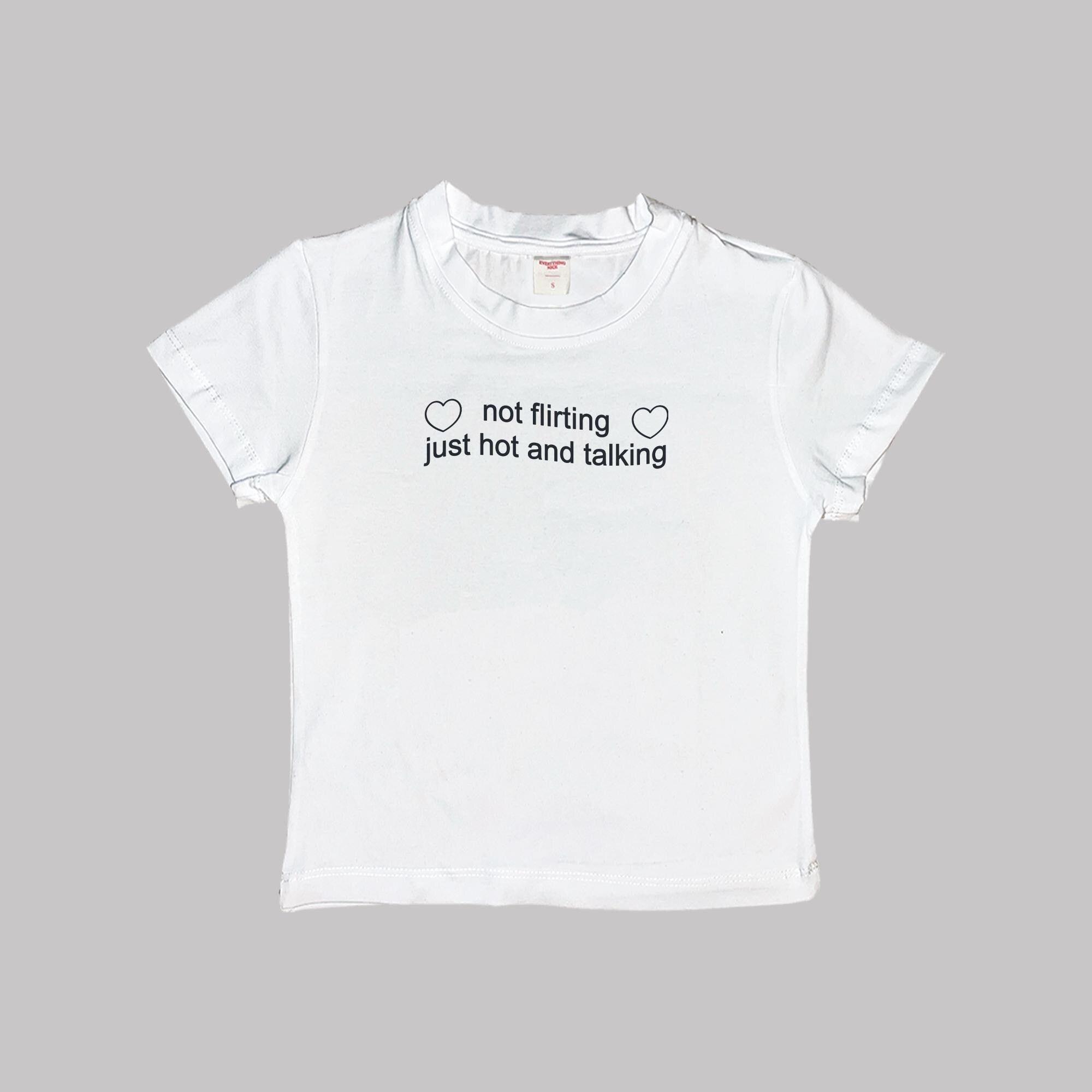 No coqueteo, solo estoy sexy y estoy hablando. Camiseta corta de bebé