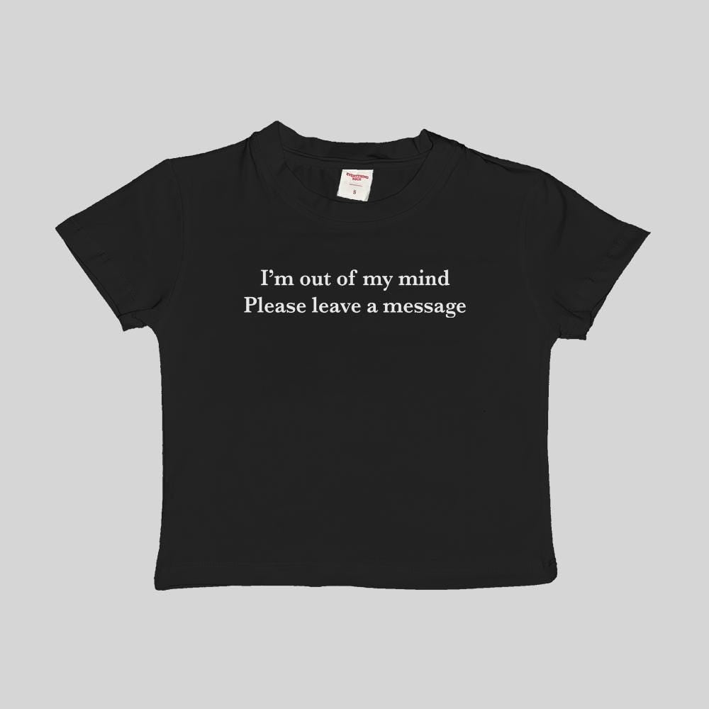 Maglietta crop top "Sono fuori di testa, per favore, lascia un messaggio"