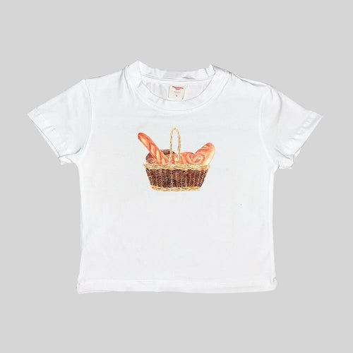 Weiße Crop-T-Shirt Vorderansicht mit Brotkorb-Print