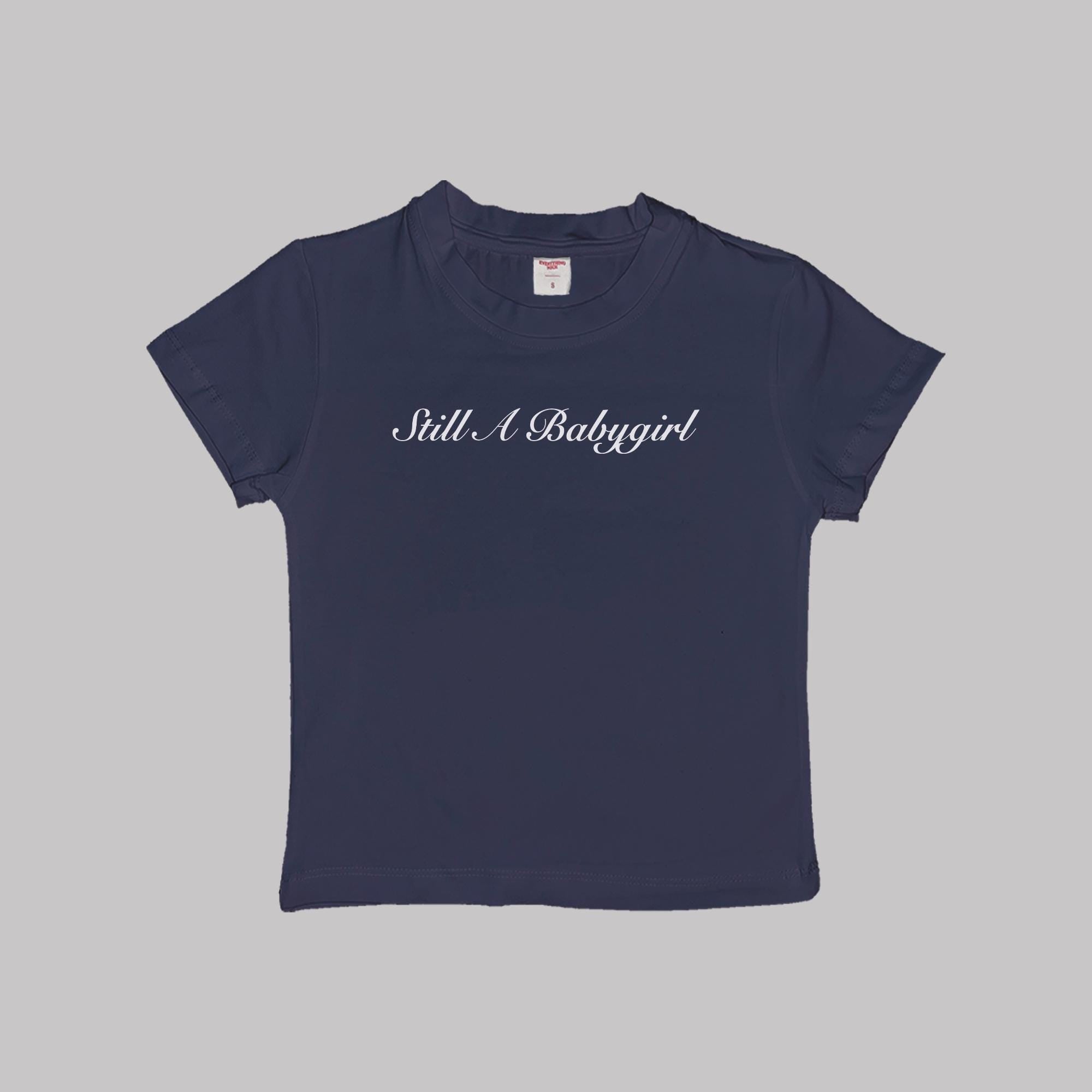 Baby Tee Crop Top in Navy mit „Still A Babygirl“ Schriftzug, Rundhals, Kurzarm