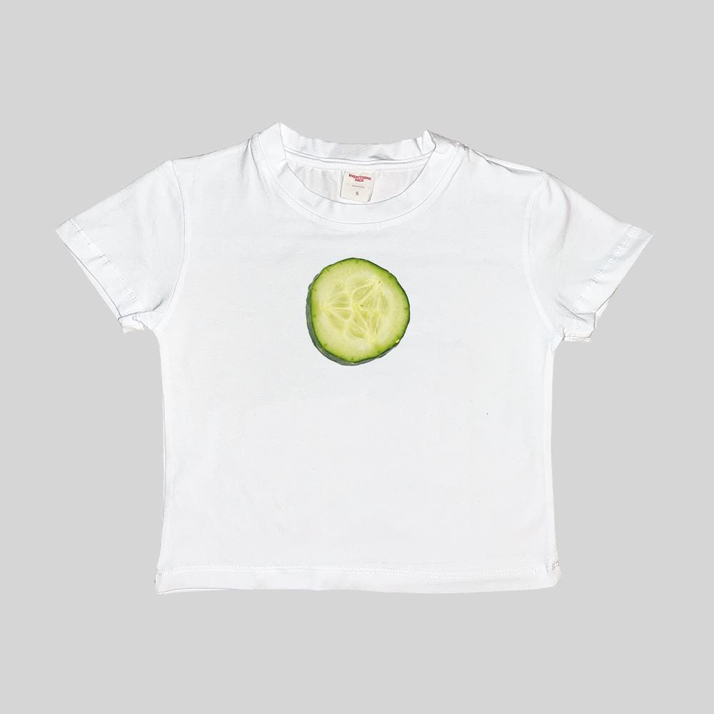 Weißes Crop Top Baby-Tee T-Shirt mit kleiner Gurkenscheiben-Grafik