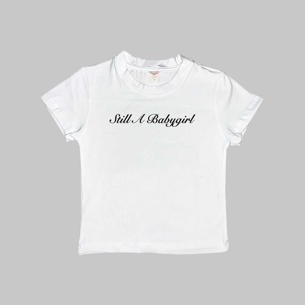 Baby Tee Crop Top in Weiß mit „Still A Babygirl“ Schriftzug, Rundhals, Kurzarm
