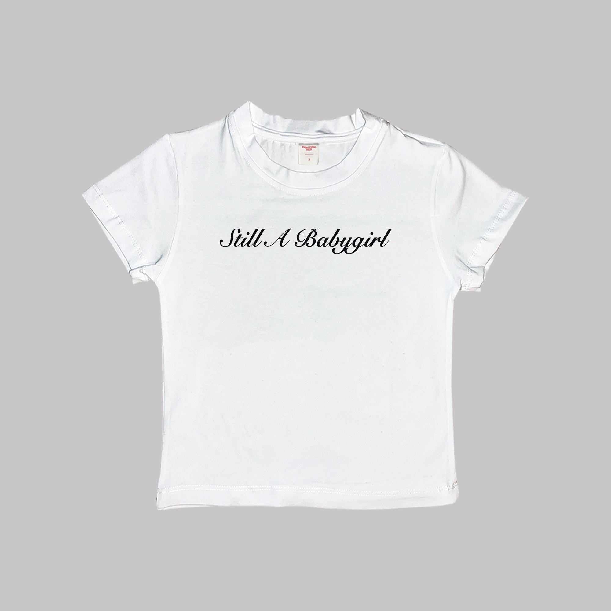 Baby Tee Crop Top in Weiß mit „Still A Babygirl“ Schriftzug, Rundhals, Kurzarm