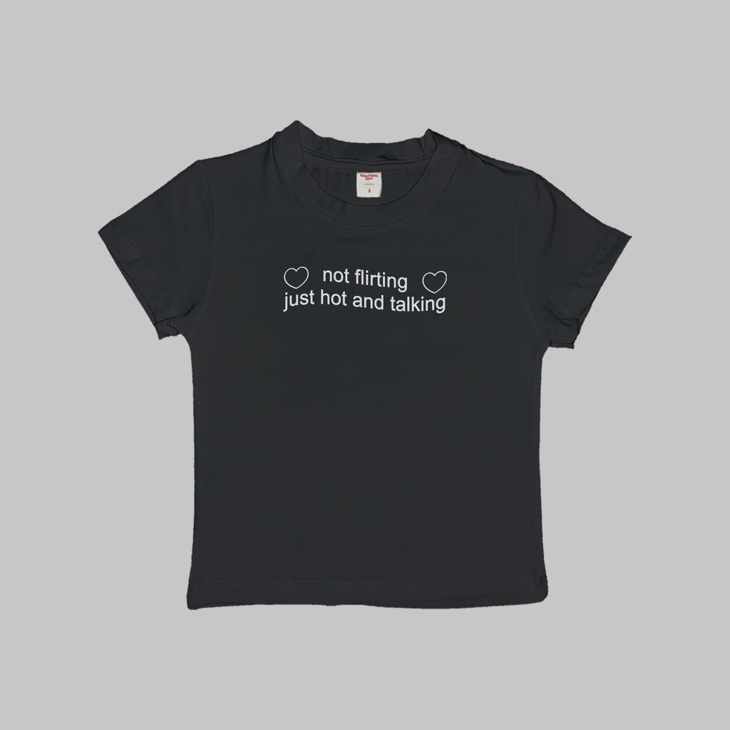 No coqueteo, solo estoy sexy y estoy hablando. Camiseta corta de bebé