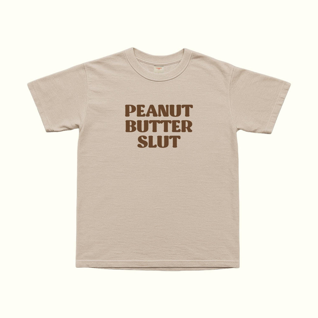 T-shirt beige con scritta “PEANUT BUTTER SLUT” in marrone scuro
