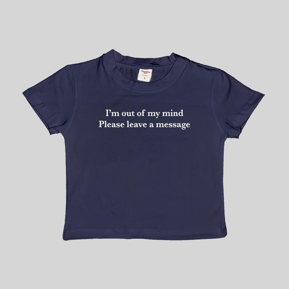 Maglietta crop top "Sono fuori di testa, per favore, lascia un messaggio"