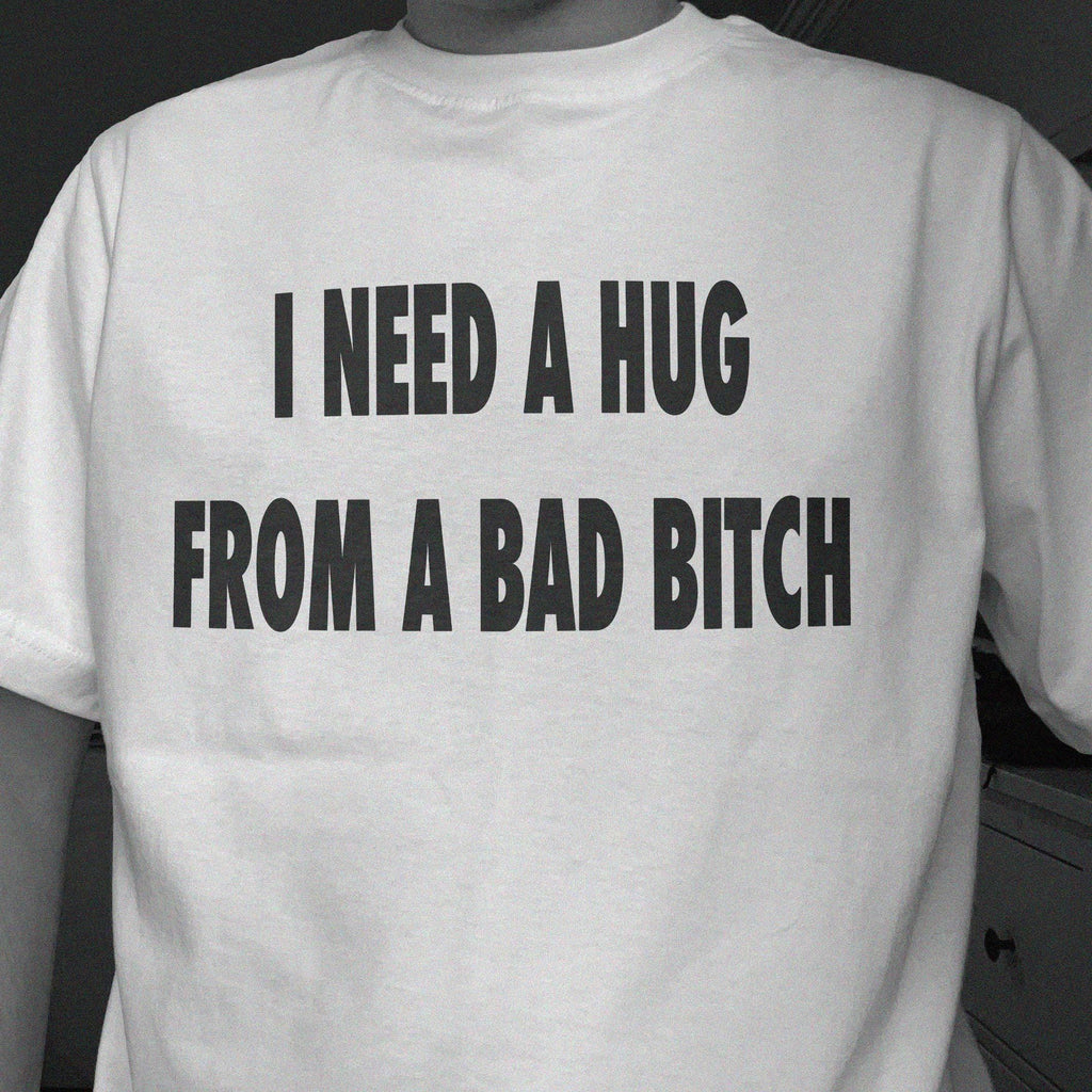 Necesito un abrazo de una perra mala camiseta